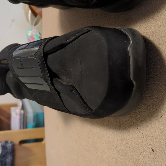 Ugg Neutra Sneakers: Comfort Meets Style in Black - Picture 4 of 13